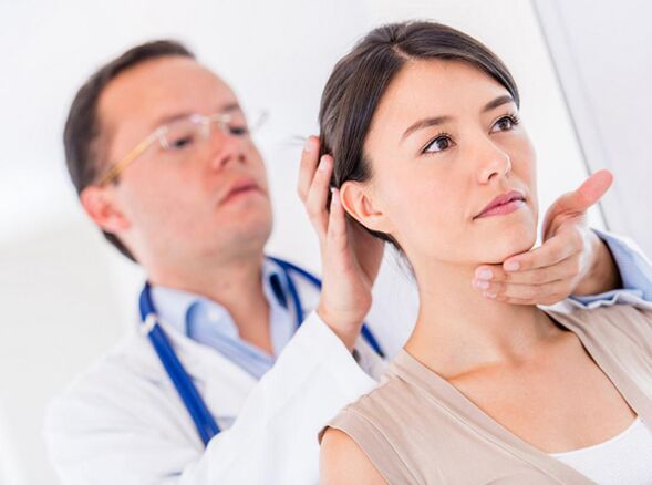 gydytojas apžiūri pacientą, sergantį gimdos kaklelio osteochondroze